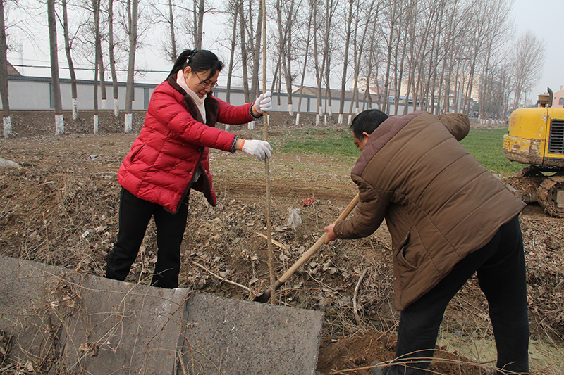 博農(nóng)集團(tuán)領(lǐng)導(dǎo)、基層黨政負(fù)責(zé)人等同志積極參加植樹活動(dòng)